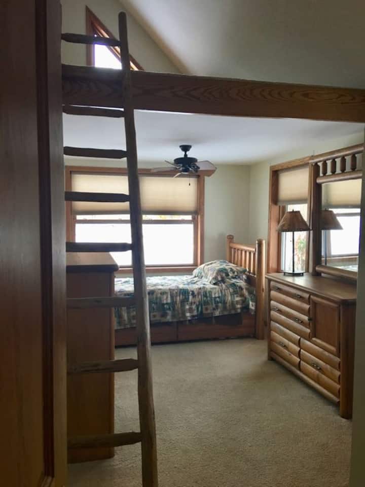 Საძინებელი დაბლა, დასაწოლი საწოლით, სძინავს 2. Ლიფტი არ არის გამოსაყენებელი.