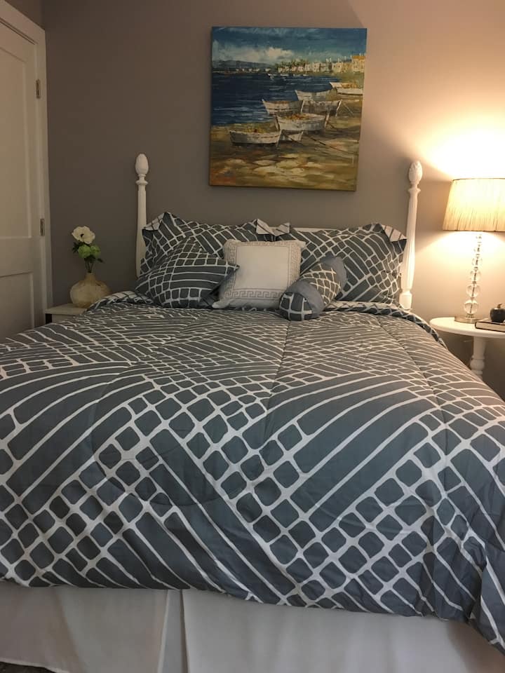 2. hálószoba franciaággyal és kényelmes ülősarokkal, kilátással az elülső Hosta kertre és a Budd Lake-re. 