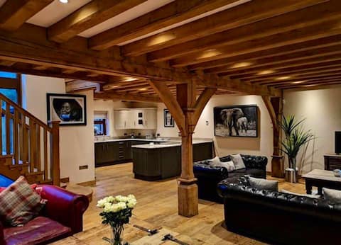 Penycae Oak Lodge with HOT TUB