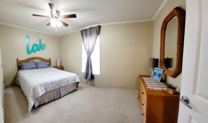 Queen-ის სასტუმრო ოთახი კარადათი, რომელიც არ არის გამოსახული 