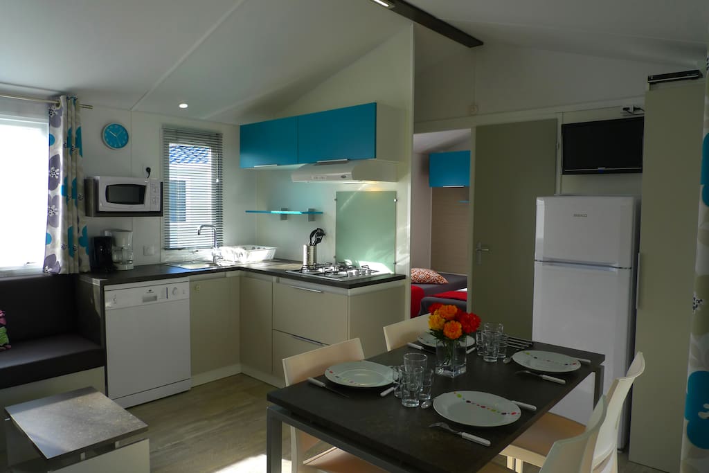 Mobilhome climatisé, 3 chambres tout équipé. 6 personnes maximum tout équipé. Toilettes séparées de la salle d'eau.