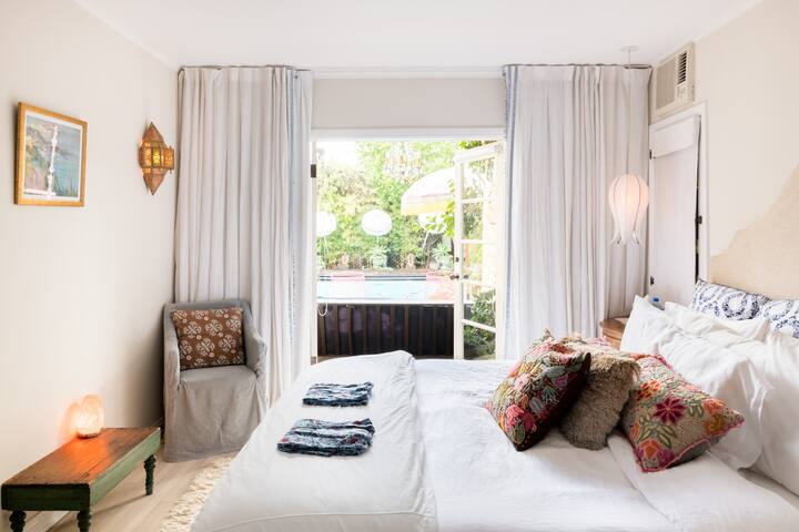 Lounge by the Pool at a Zen Oasis in Trendy Miracle Mile gallery image 5