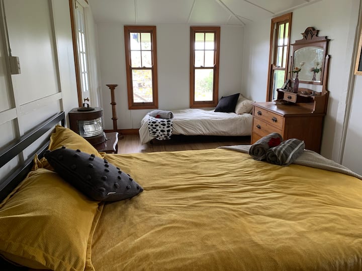 Dormitorio 3, cama tamaño queen con cama plegable abierta. Cuando no está en uso, la cama individual se convierte en una silla