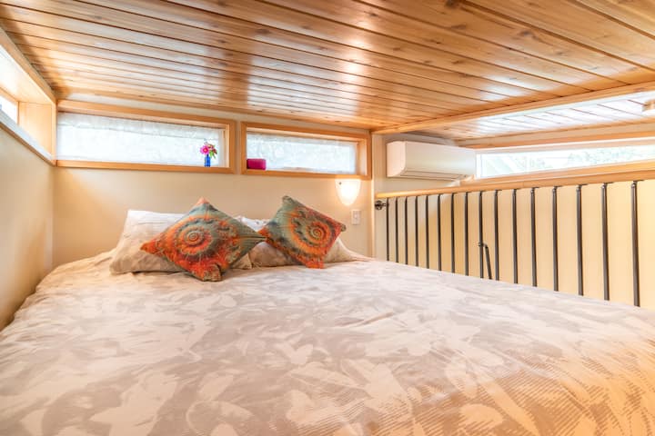 Comfie queen (Leesa) mattress on platform bed with organic sheets and duvet comforter (all freshly laundered with each guest)  and bamboo pillows. Dreamy. 
Etsy crafted pillows.