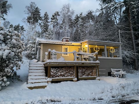 Successful Airbnb property: Lake cottage. Log burner. Jetty and floating sauna in Sigtuna