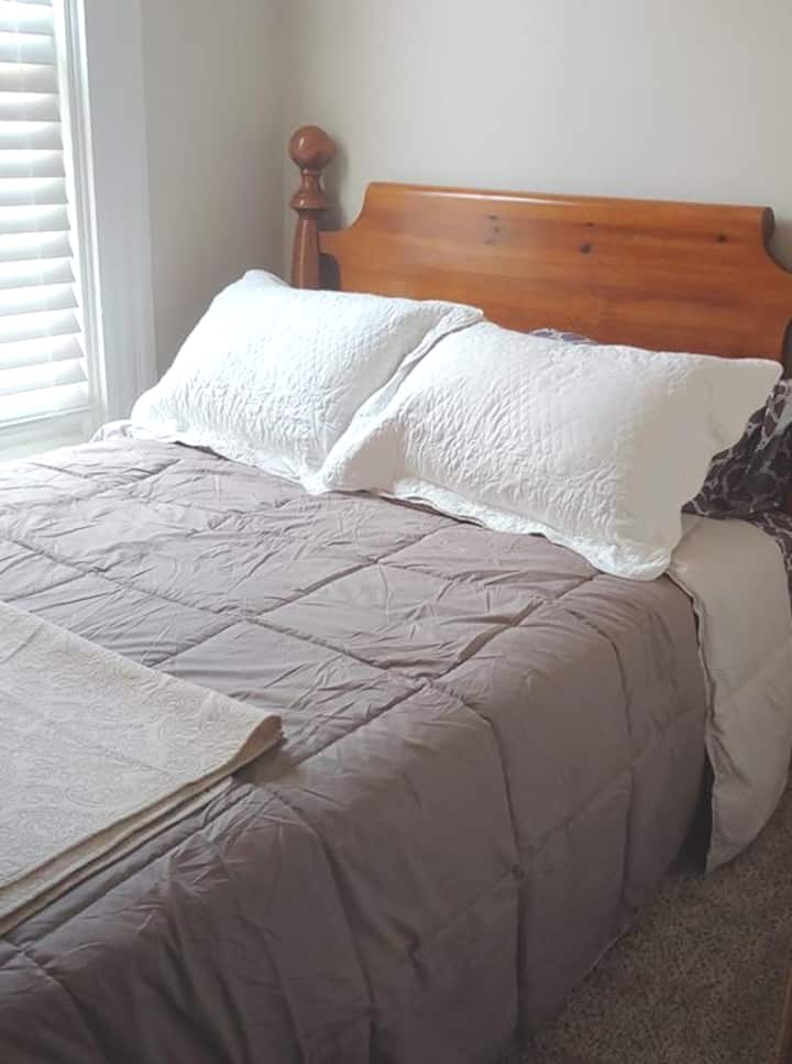 Extra manželská posteľ pre 2 osoby umiestnená vo výklenku veľkej prednej spálne.