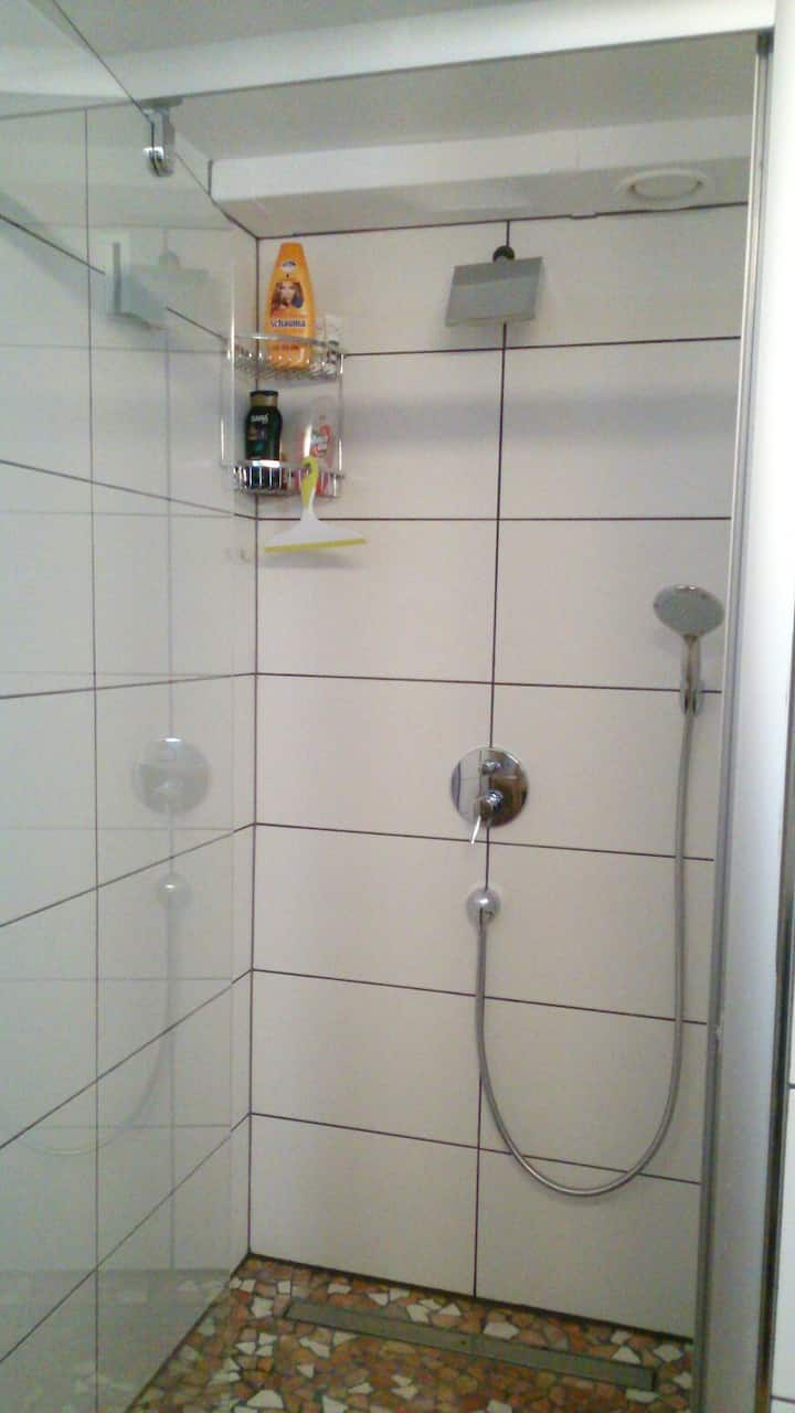 2x room with bathroom and cooking facilities