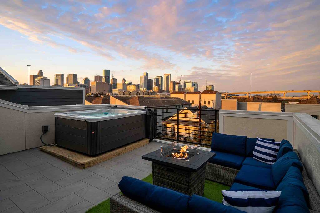 Rooftop Retreat: Houston Dream Stay