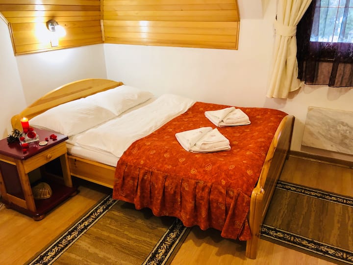 Spavaća soba 3 sa bračnim krevetom, ugradni ormar