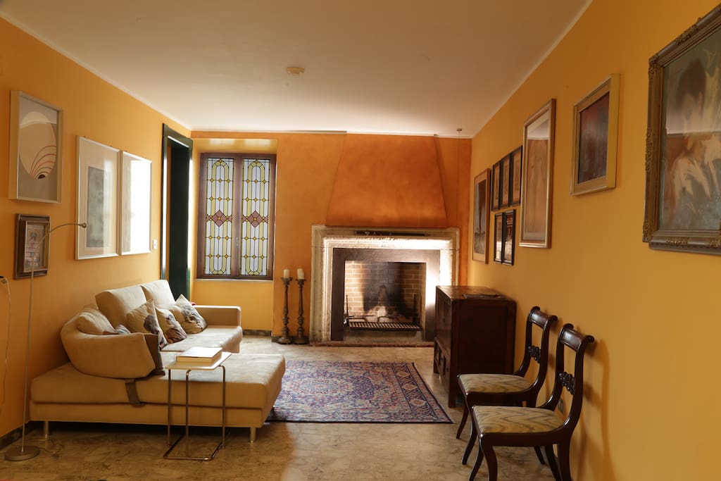 Il salotto con il caminetto. The living room with fireplace