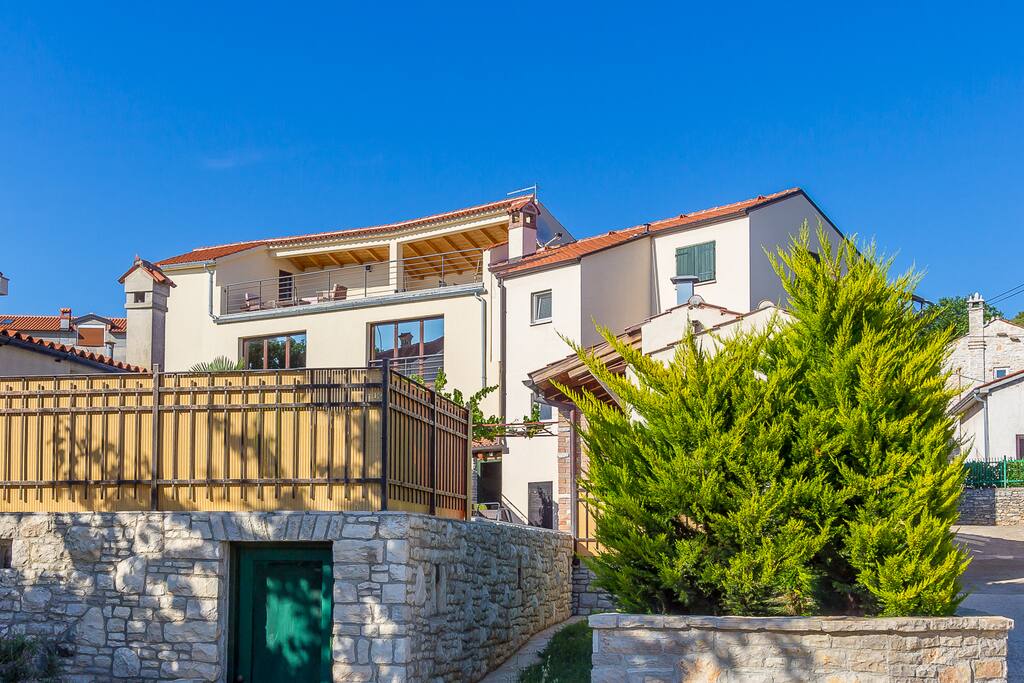 Lovely proiperty with private pool and parking in the center of Medulin