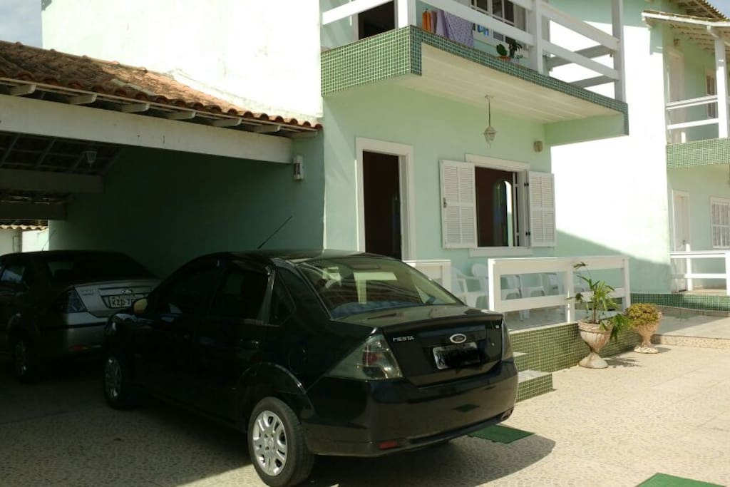 Garagem cabem 2 carros, na frente da residência cabe mais 1, totalizando 3 carros.