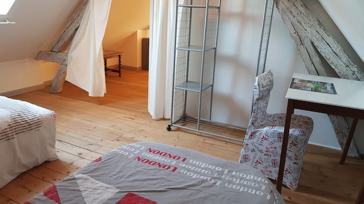 Chambre n 3 étage 
  2 lits 1 personnes espace bureau , penderie .