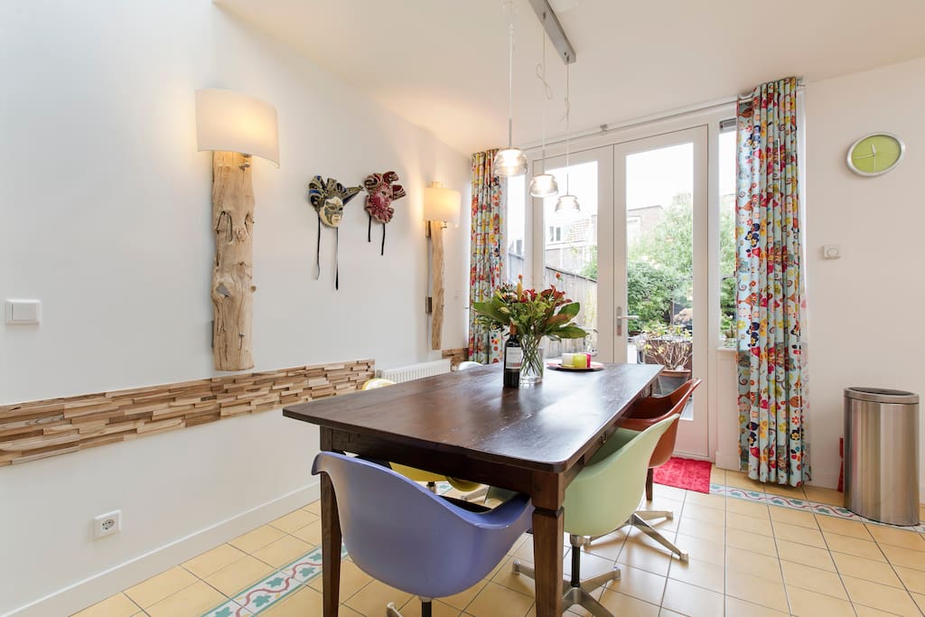 The kitchen is directly connected to the garden at the waterfront of the canals.