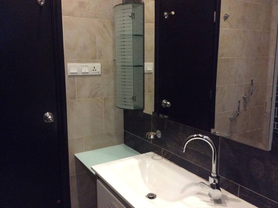 Adjoining bathroom pic #1