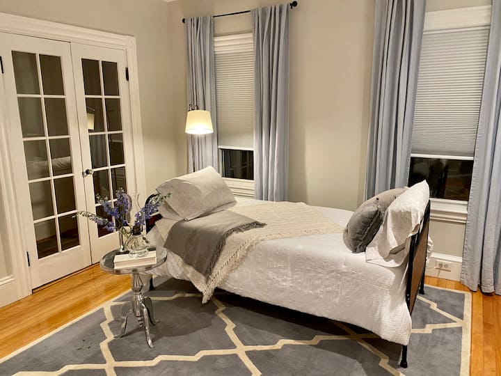 Სტუმრების საძინებელსა და სახლის ოფისში არის ერთი საწოლი, რომელიც აშენებულია სამუშაო მაგიდის სივრცეში.