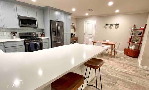 The Falls Hidden Gem- Contemporary Yet Cozy 3 br