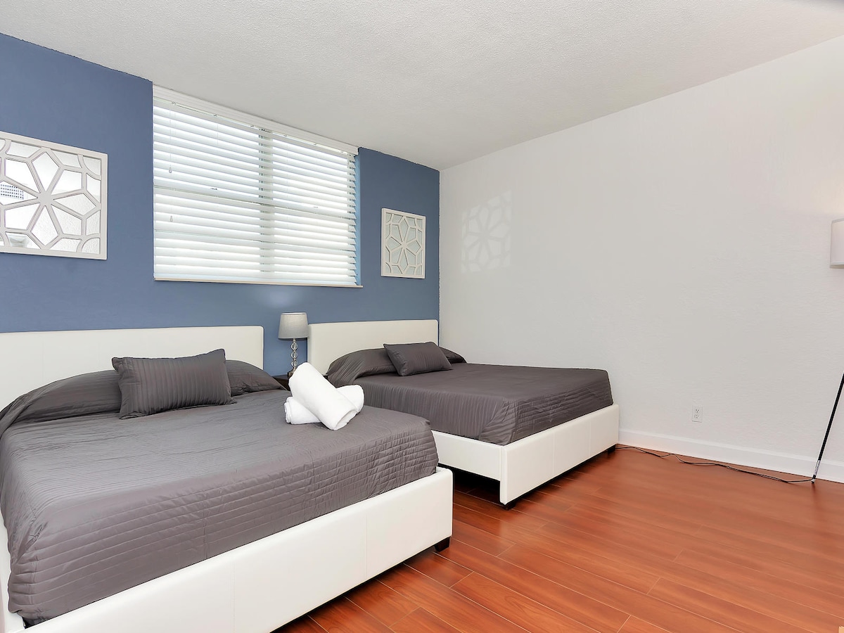 Მთავარ საძინებელში არის 2 დიდი საწოლი, აბაზანა-ტუალეტი, შესასვლელი კარადა და 32-დუიმიანი ტელევიზორი.