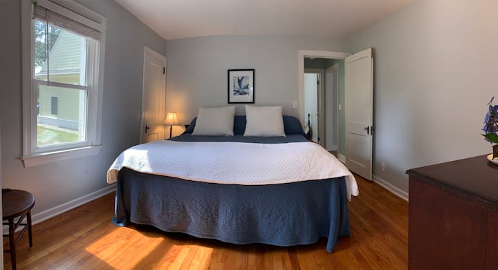 Chumba cha kulala cha ghorofa ya kwanza ndani ya chumba na kitanda cha mfalme