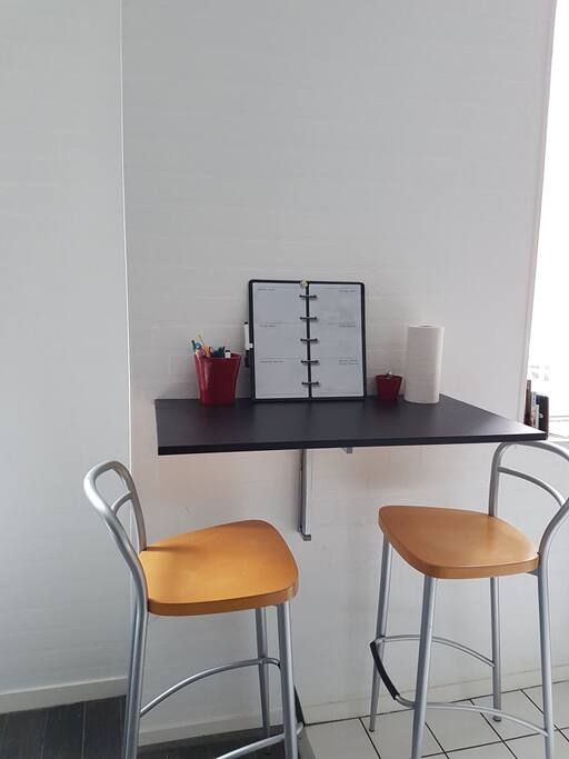 Tablette et chaises hautes pour les repas, goûters et apéros à deux :)