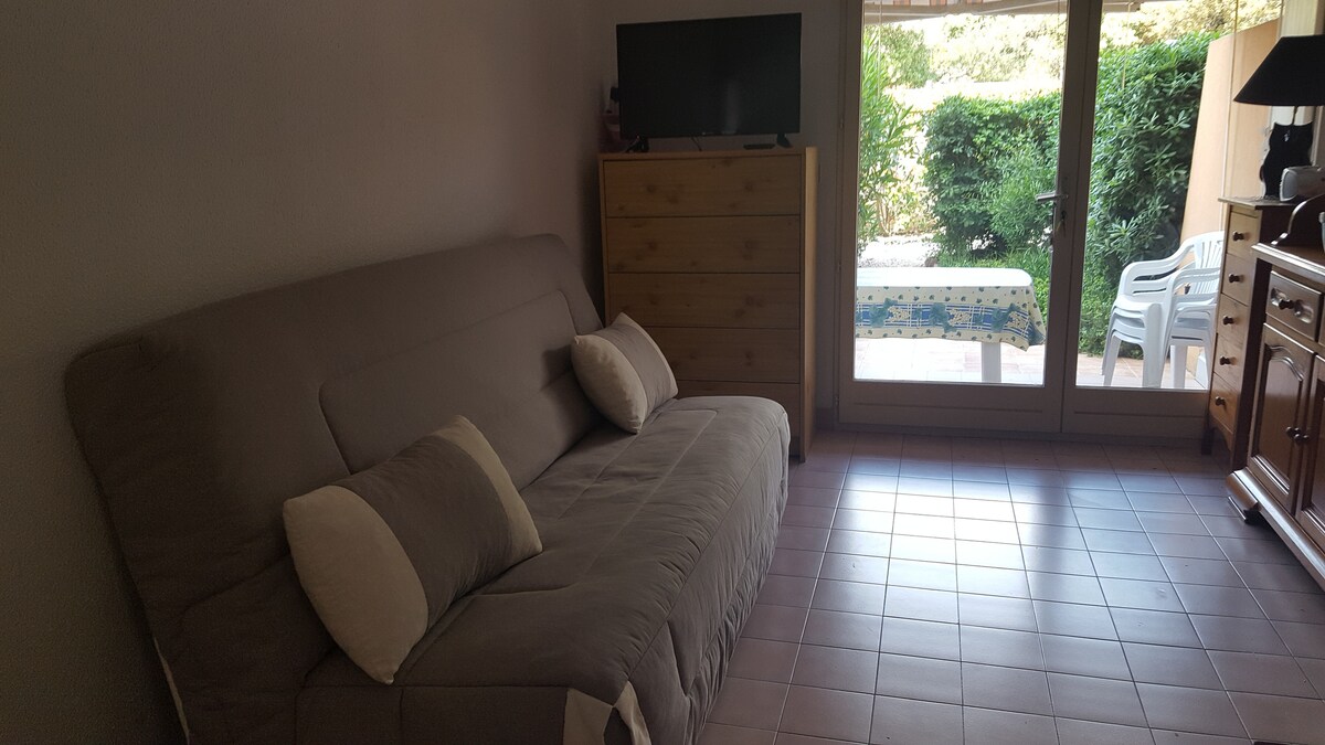 Zona de estar . TV de 80 cm TNT +Puerto USB + estación de radio CD .  También cama principal de 140 . Muy grueso colchón Dunlopino . 