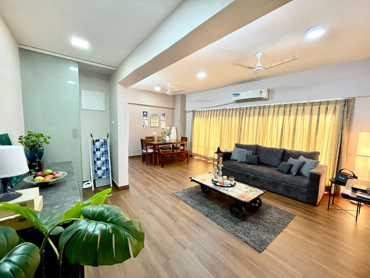 Eklektičan stolić za kavu, kauč na razvlačenje i blagovaonica s 6 sjedala 