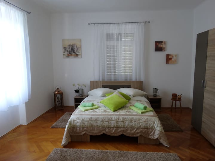 Chumba 1 cha kulala cha st na kitanda cha mtoto kimejumuishwa