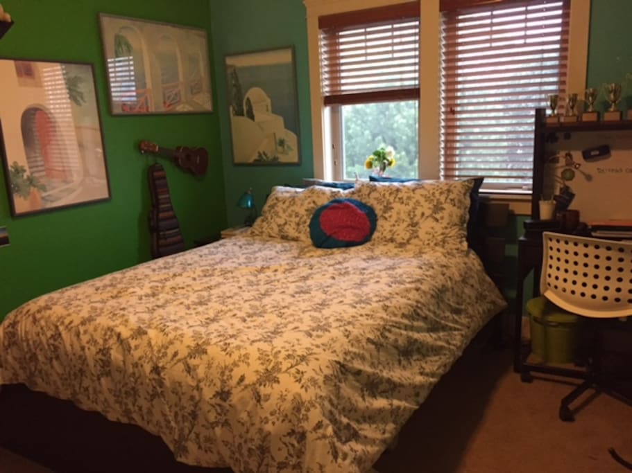 Bedroom #1 (upstairs) - Queen bed w/desk