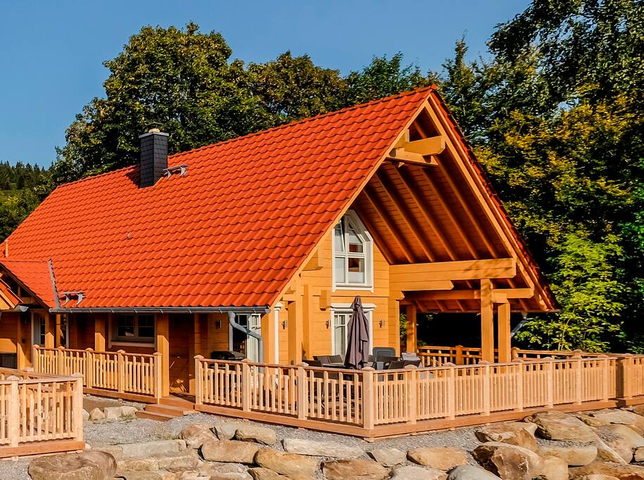 Nicht nur die Lodge, sondern auch der Ausblick von der 60m² großen Panoramaterrasse sind ein wahrer Blickfang.