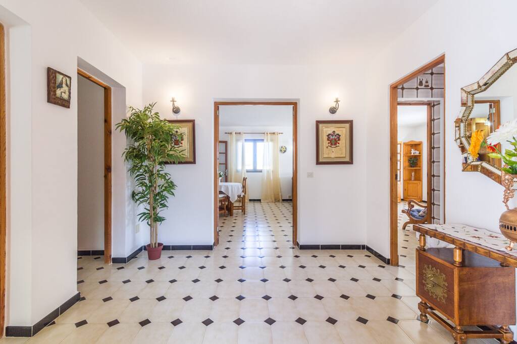 Vista del distribuidor de la casa, con acceso a las principales habitaciones de la vivienda. Destaca la luminosidad de la casa que proporciones las grandes ventanas que hay en todas las habitaciones y que proporcionan una cálida y acogedora estancia.