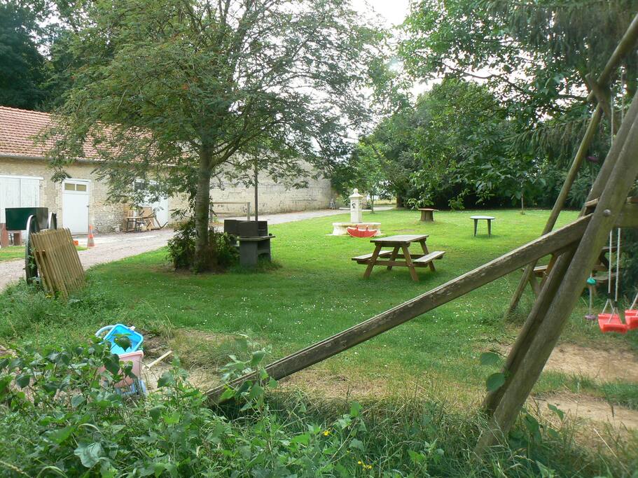 Parc 3000m2, salons de jardin, fontaine, portique pour les enfants