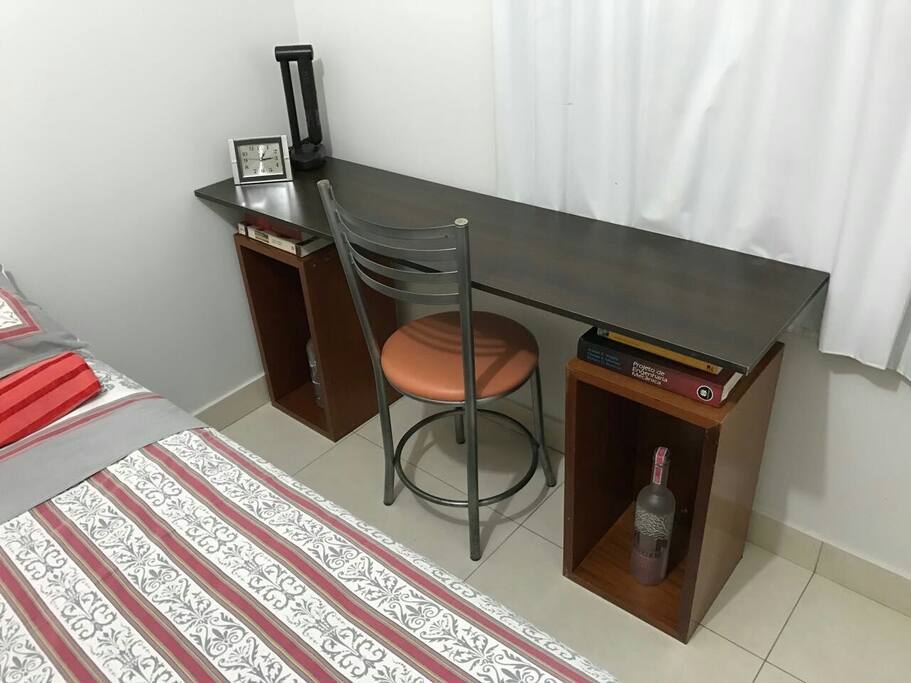 Banqueta ao lado da cama