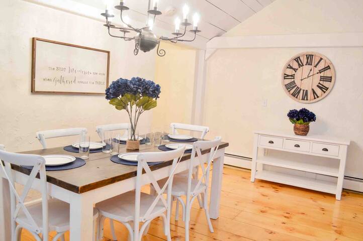 Spacious Home in the Heart of Downtown Newport gallery image 4