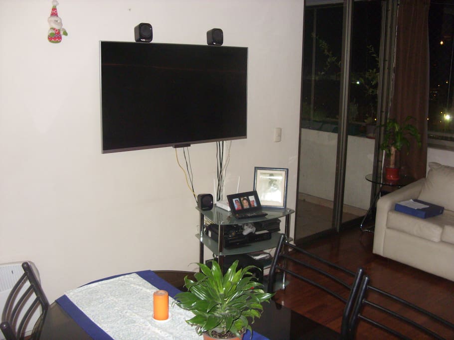 Televisor de 50" Smartv en living-comedor