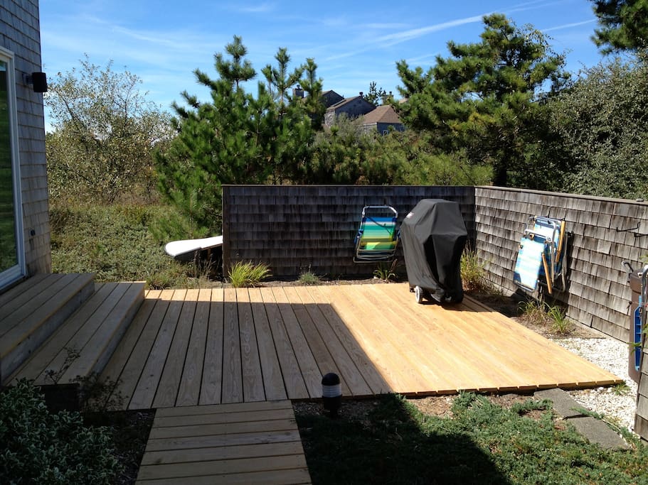 Front deck area, Grill and beach chares