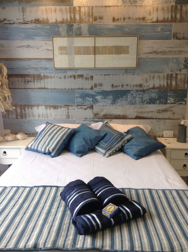 Საწოლი 152 × 203 სმ წყვილის აპარტამენტისთვის...
