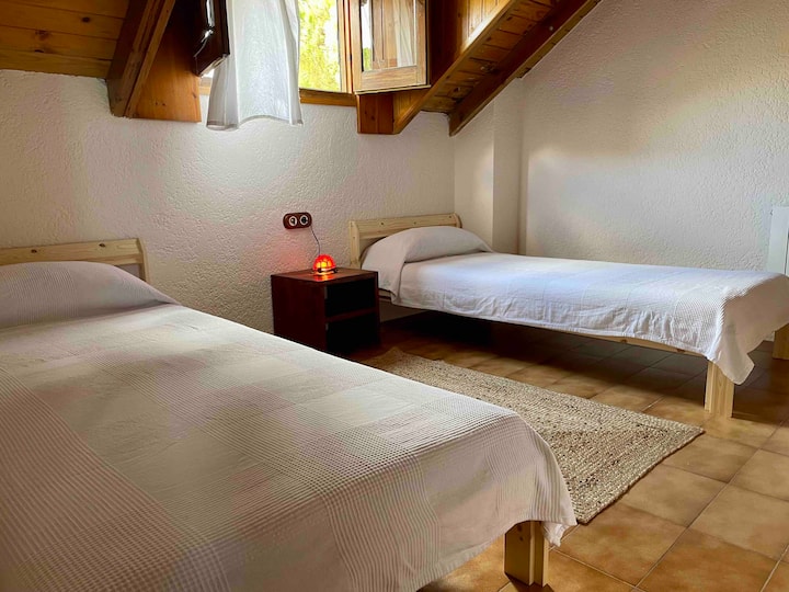 ห้องนอนคู่พร้อมเตียงขนาด 90 ซม. 2 เต