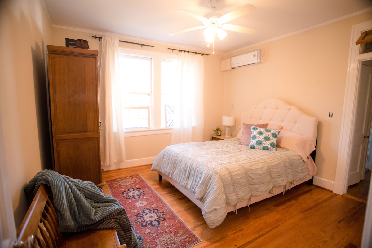 BR 3 - Queen con ventilador de techo y banco.