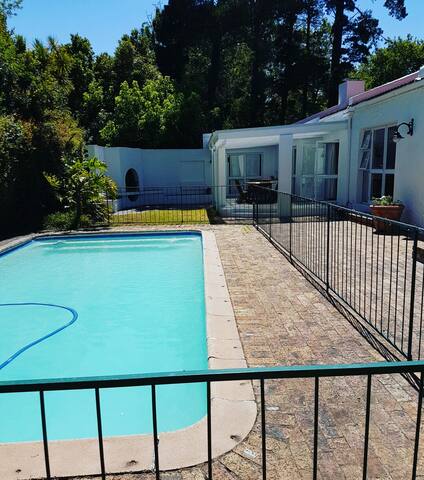 Family Home on Southern Cross Drive gallery image 2