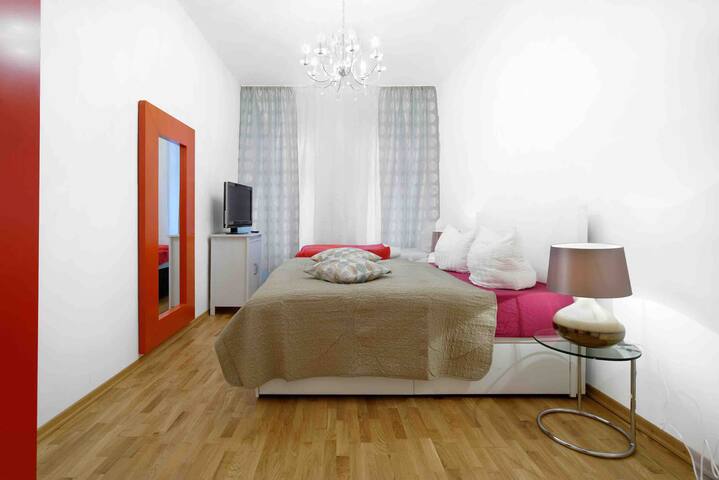 BIG CENTRAL CITY 4RMS FLAT MITTE ROSENTHALER PLATZ gallery image 2