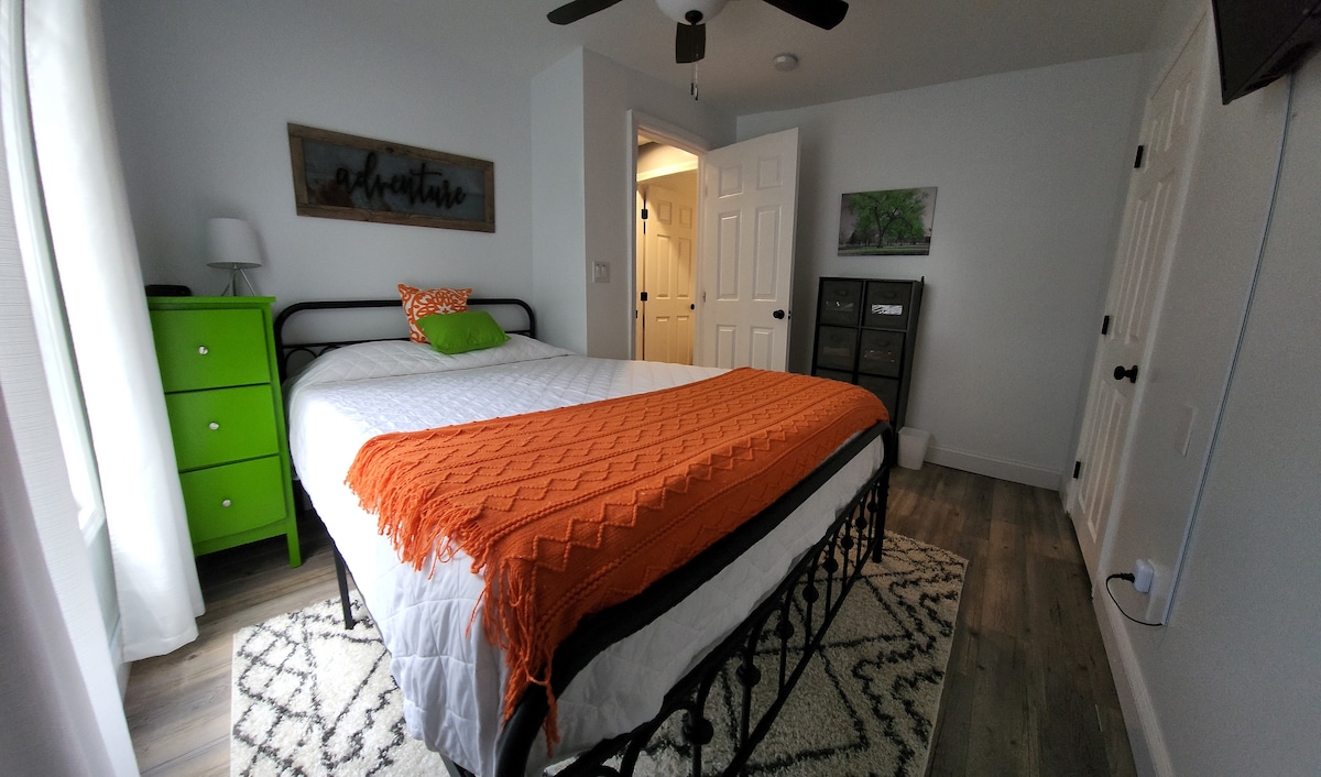 غرفة نوم تضم سرير كوين