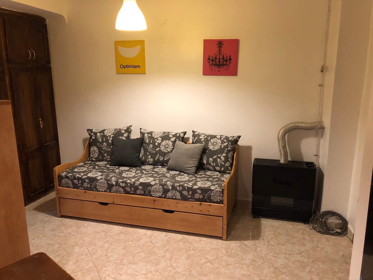 客厅设有沙发床（楼上有一张床，下方有一张床） ，可俯瞰厨房 