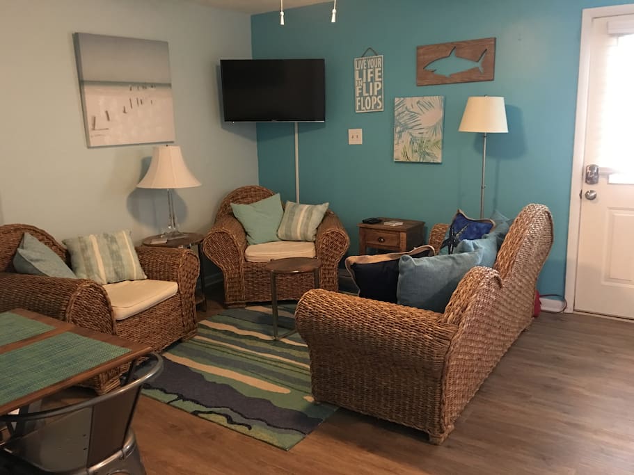 Living Room and dinette for 4