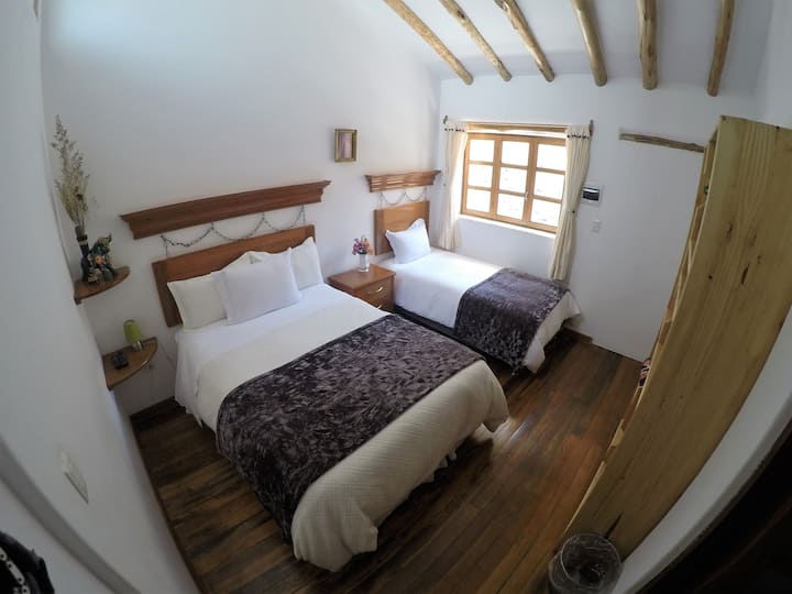 Chambre familiale n °8. Un lit double et un lit jumeau. Salle de bain privée. 

Chambre familiale n °8. Un lit jumeau et un lit double. Salle de bain privée.