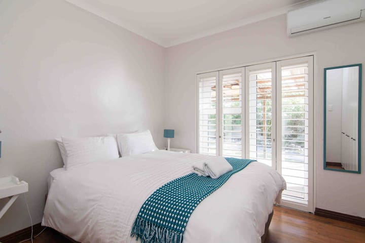 Beachside 3-Bed House in Melkbosstrand gallery image 5