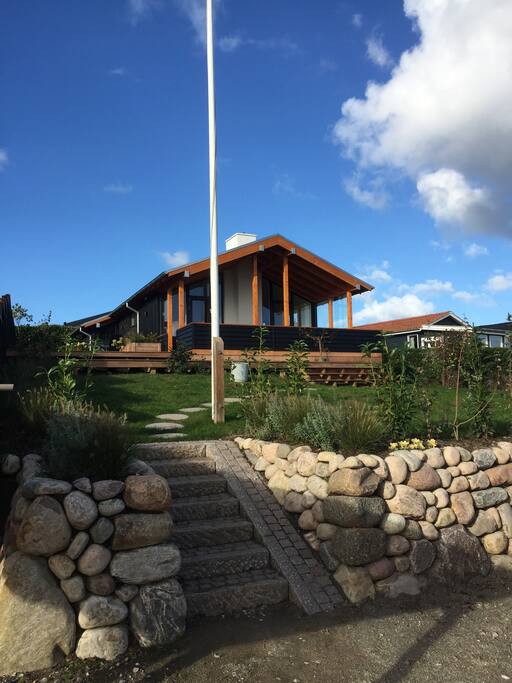Foran sommerhuset er der plads til to biler.