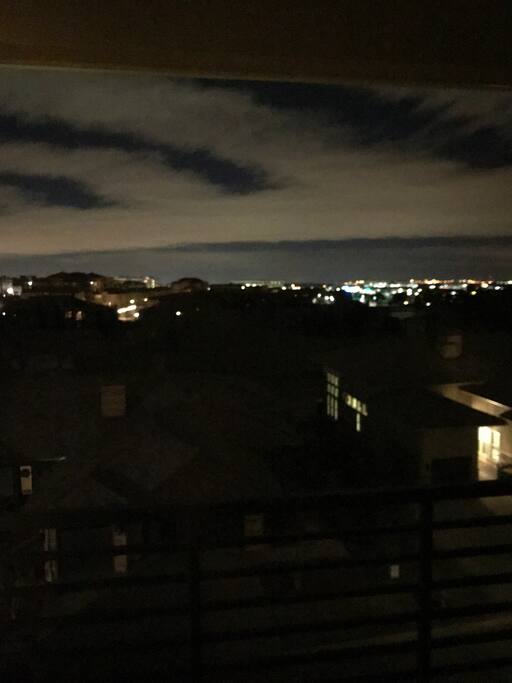 Quiet, hidden, right next to C470, right next to I 25, five minutes to the light rail, and Average home is pure luxury, comfortable and very hidden. This is perfect for a corporate rental - The night view from your private window