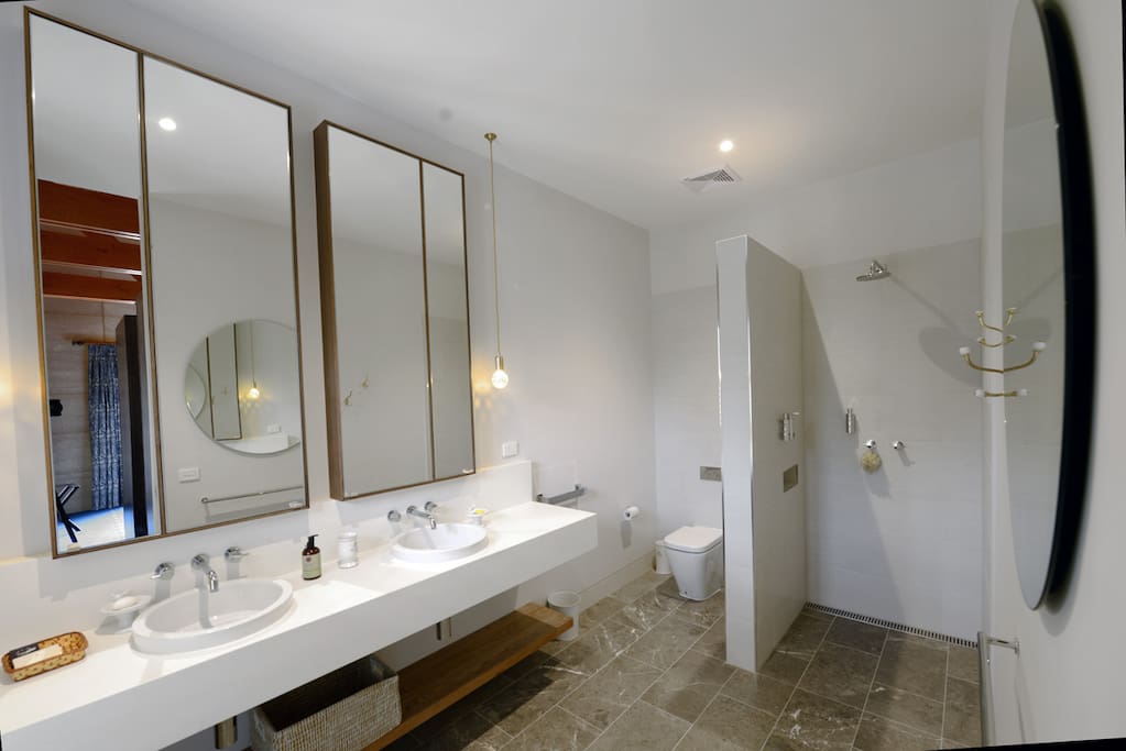 Wisteria bathroom