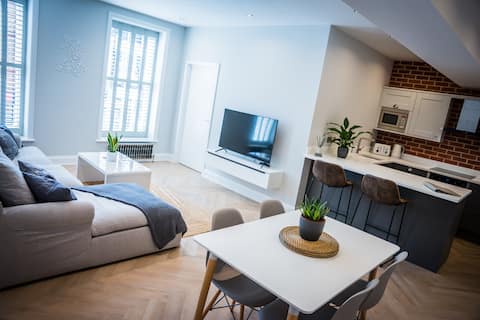 Central Abergavenny 2-bed renovated apartment