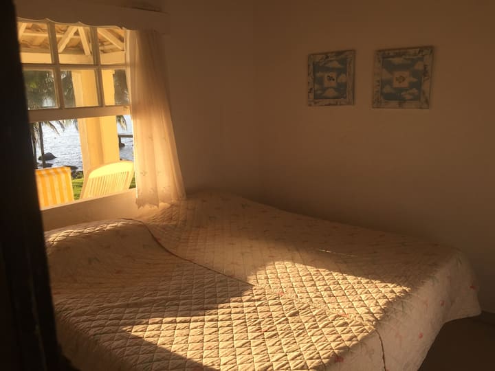 卧室1 ：带标准双人床的套房，海景